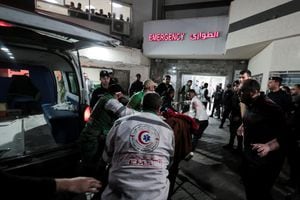 Los médicos transportan a una víctima al Hospital Shifa luego de ataques aéreos.