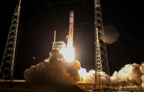 Un cohete Vulcan de United Launch Alliance despega desde la Estación de la Fuerza Espacial de Cabo Cañaveral el lunes 8 de enero de 2024. Este es el lanzamiento inaugural del cohete, que transporta el módulo de aterrizaje lunar de Astrobotic. (Craig Bailey/Florida Today vía AP)