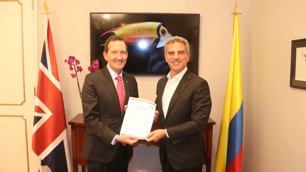 Colin Martin-Reynolds CMG, embajador británico en Colombia y Carlos Correa, ministro de Medio Ambiente en la firma de la declaración del Palacio de Buckingham.