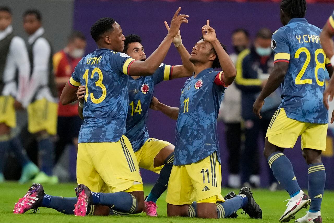 Juan Guillermo Cuadrado (centro), de la selección de Colombia, festeja tras conseguir el empate provisional ante Perú en el partido por el tercer puesto de la Copa América, el viernes 9 de julio de 2021, en Brasilia (AP Foto/Eraldo Peres)