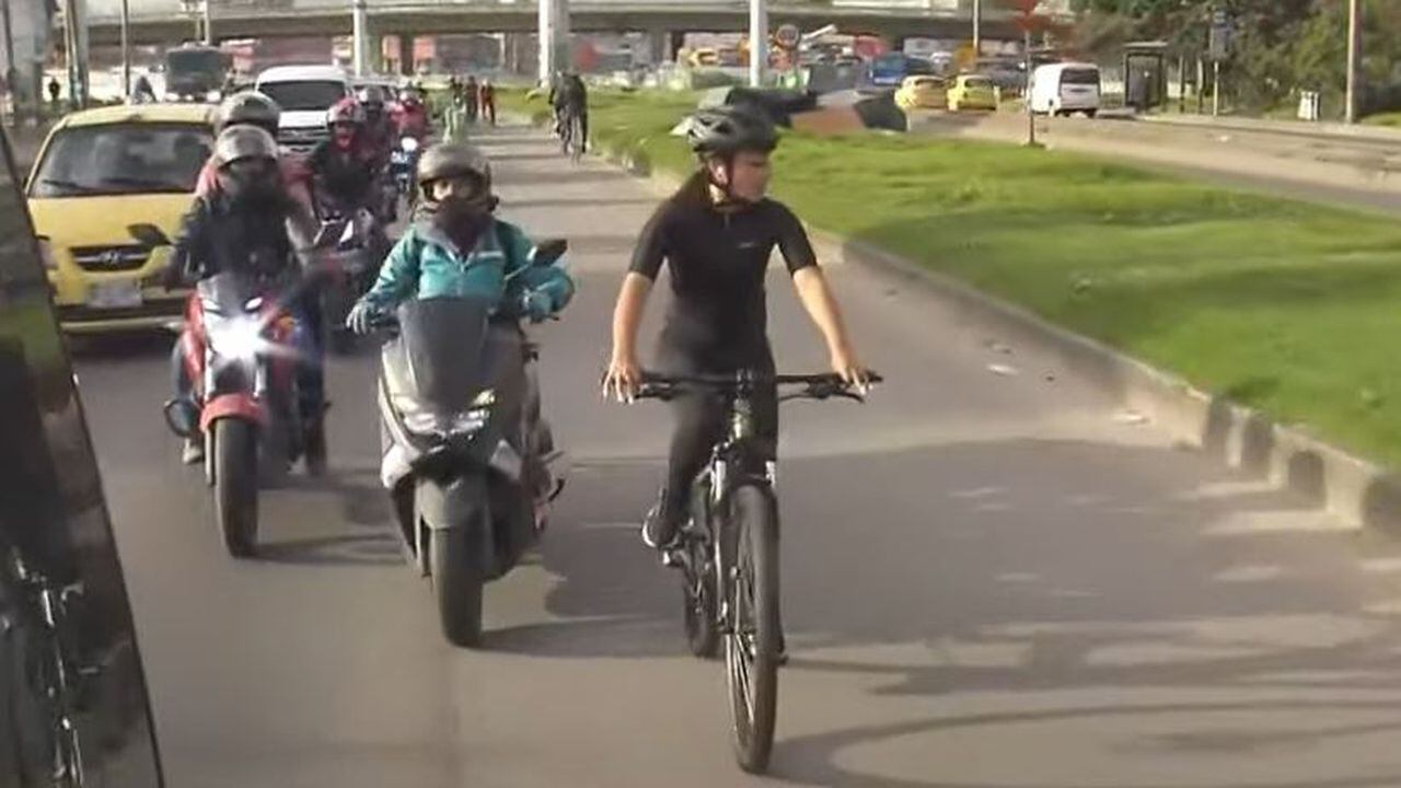 Motociclista invadió ciclovía en Bogotá y casi genera un choque