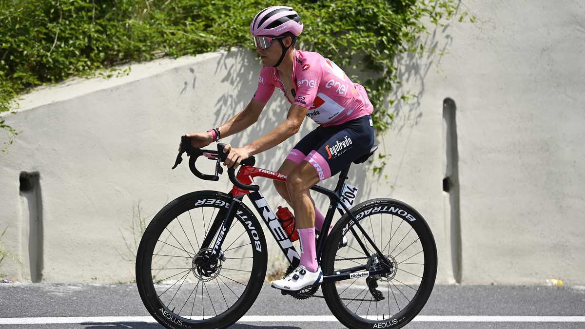 Juan Pedro López del Trek con la 'maglia rosa' en el Giro de Itala 2022