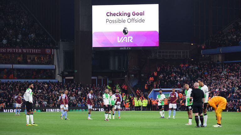 Imagen del VAR en el duelo entre Aston Villa y Liverpool, por la jornada 37 de la Premier League 23-24.