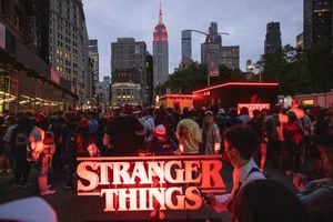 En esta foto de archivo tomada el 26 de mayo de 2022, personas asisten al evento mundial de fanáticos "Stranger Things 4" en Flatiron Plaza en Nueva York. (Foto de Yuki IWAMURA / AFP)