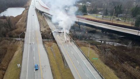 El camión cayó desde un puente y ocasionó una gran explosión.