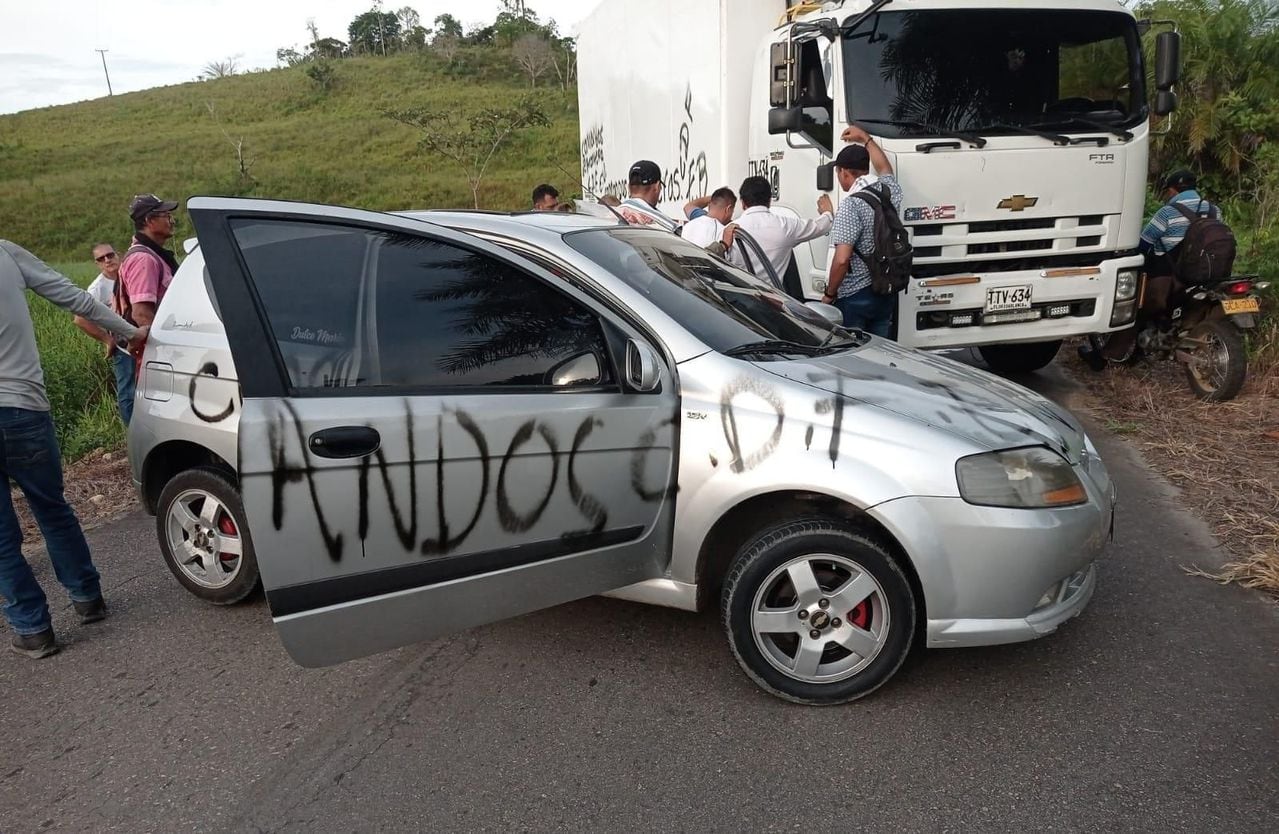 Disidencias instalaron retén ilegal, detuvieron carros y les hicieron grafitis alusivos a los Comandos de Fronteras.