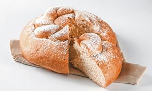 El pan San Bernardino, está caracterizado por su sencillez, incluye almíbar de naranja y leche condensada.