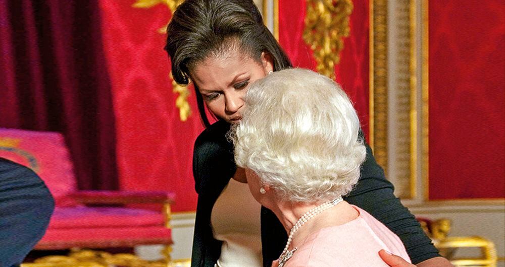 Michelle Obama rompió el protocolo con este abrazo, pero la reina le correspondió. 