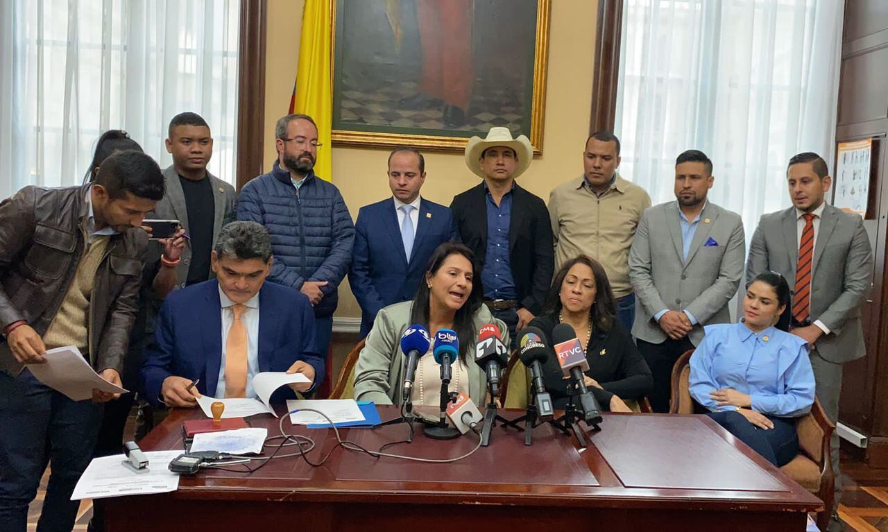 Paola Holguín, junto con congresistas de la oposición, radican proyecto de ley para garantizar nuevos contratos de exploración petrolera