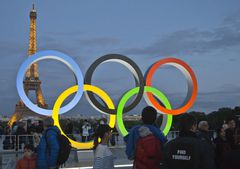 Los anillos olímpicos están instalados en la plaza Trocadero que domina la Torre Eiffel.