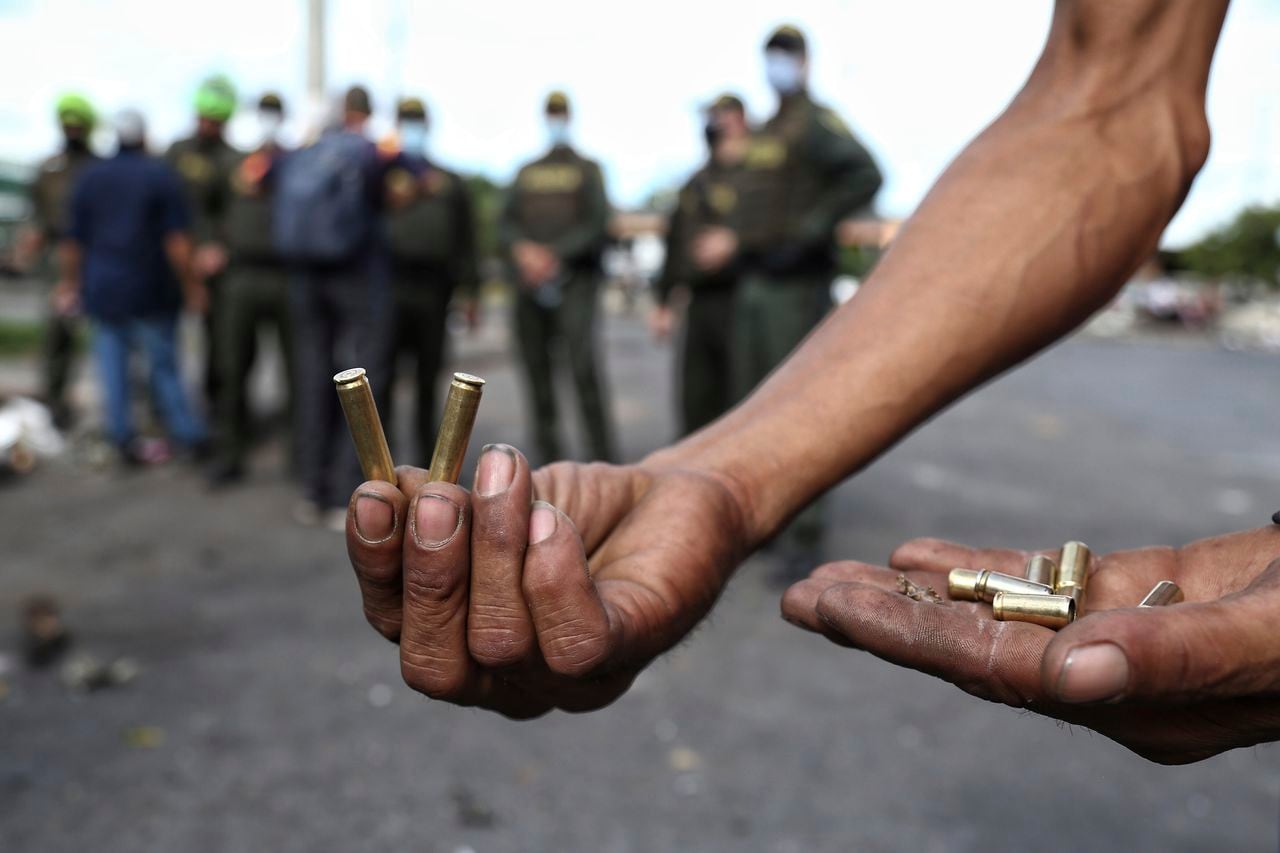 Un hombre muestra casquillos de bala que, según dijo, fueron disparados contra manifestantes durante las protestas antigubernamentales en Cali, Colombia. (Foto AP/Andrés González)