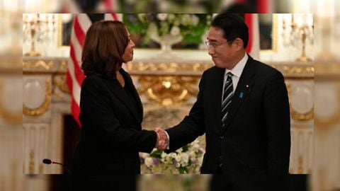 Kamala Harris se reúne con el primer ministro japonés, Fumio Kishida, a un día del funeral de Estado de Shinzo Abe. -Foto: Reuters.