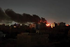 El humo se eleva sobre el horizonte mientras arde un incendio después de un ataque en Jartum, Sudán, el domingo 16 de abril de 2023.