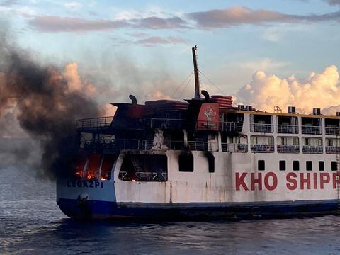 El humo se eleva debido a un incendio masivo en un ferry en Bohol, Filipinas