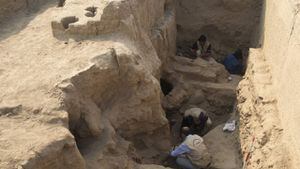 Los arqueólogos trabajan en el sitio arqueológico de Cajamarquilla el 13 de febrero de 2022, donde se encontraron seis momias de niños con una edad estimada entre 800 y 1200 años, en Cajamarquilla, 25 kilómetros al interior de Lima.