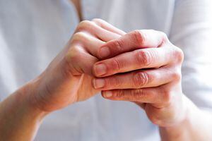 En la uñas de las manos pueden aparecer líneas o manchas de color blanco.