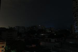 Vista de un barrio a oscuras en Caracas (Venezuela) a causa de uno de los apagones de 2019.