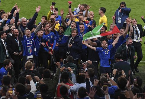 Los jugadores italianos celebran el triunfo en la final de la Eurocopa 2020 entre Italia e Inglaterra en el estadio de Wembley en Londres, el domingo 11 de julio de 2021 (Facundo Arrizabalaga / Pool vía AP).