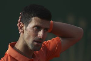 Djokovic se toma la cabeza después de perder en segunda tonda del Masters 1000 de Montecarlo