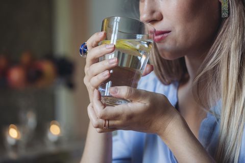 El agua con limón ayuda a prevenir algunos problemas en los riñones.