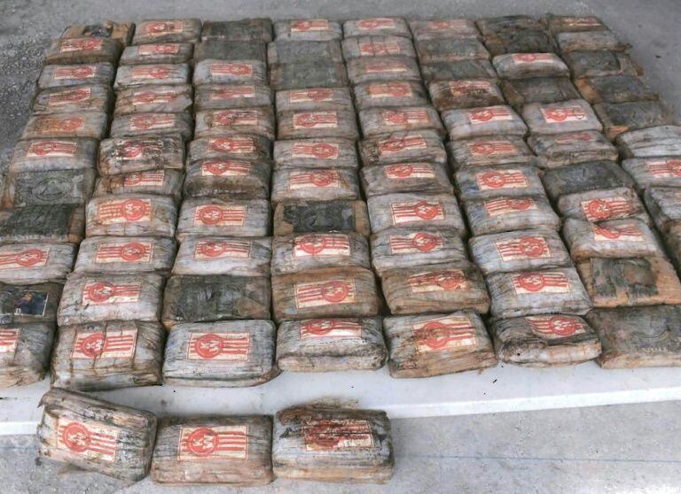 Un total de 649 kilos de cocaína estaban escondidos en un compartimento bajo la cubierta.