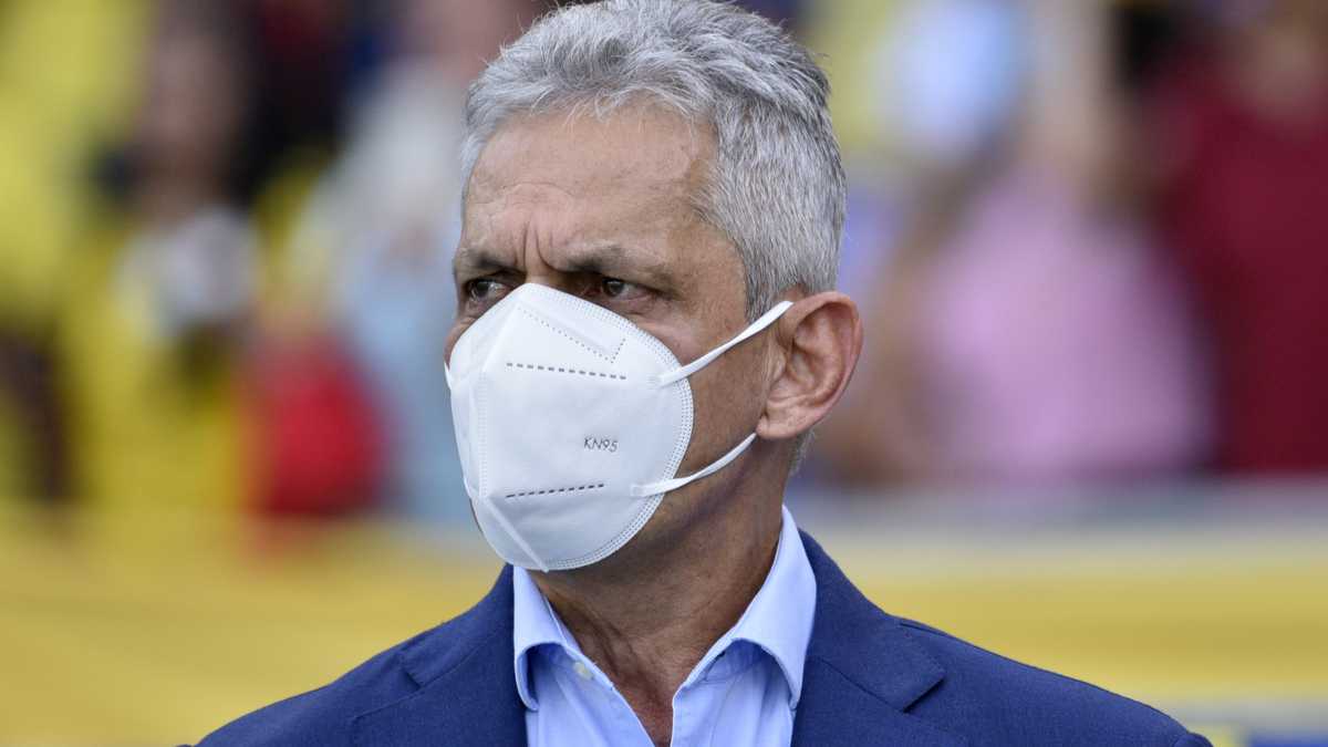 BARRANQUILLA, COLOMBIA - OCTOBER 14: Head coach of Colombia Reinaldo Rueda during a match between Colombia and Ecuador as part of South American Qualifiers for Qatar 2022 at Estadio Metropolitano on October 14, 2021 in Barranquilla, Colombia. (Photo by Guillermo Legaria/Getty Images)