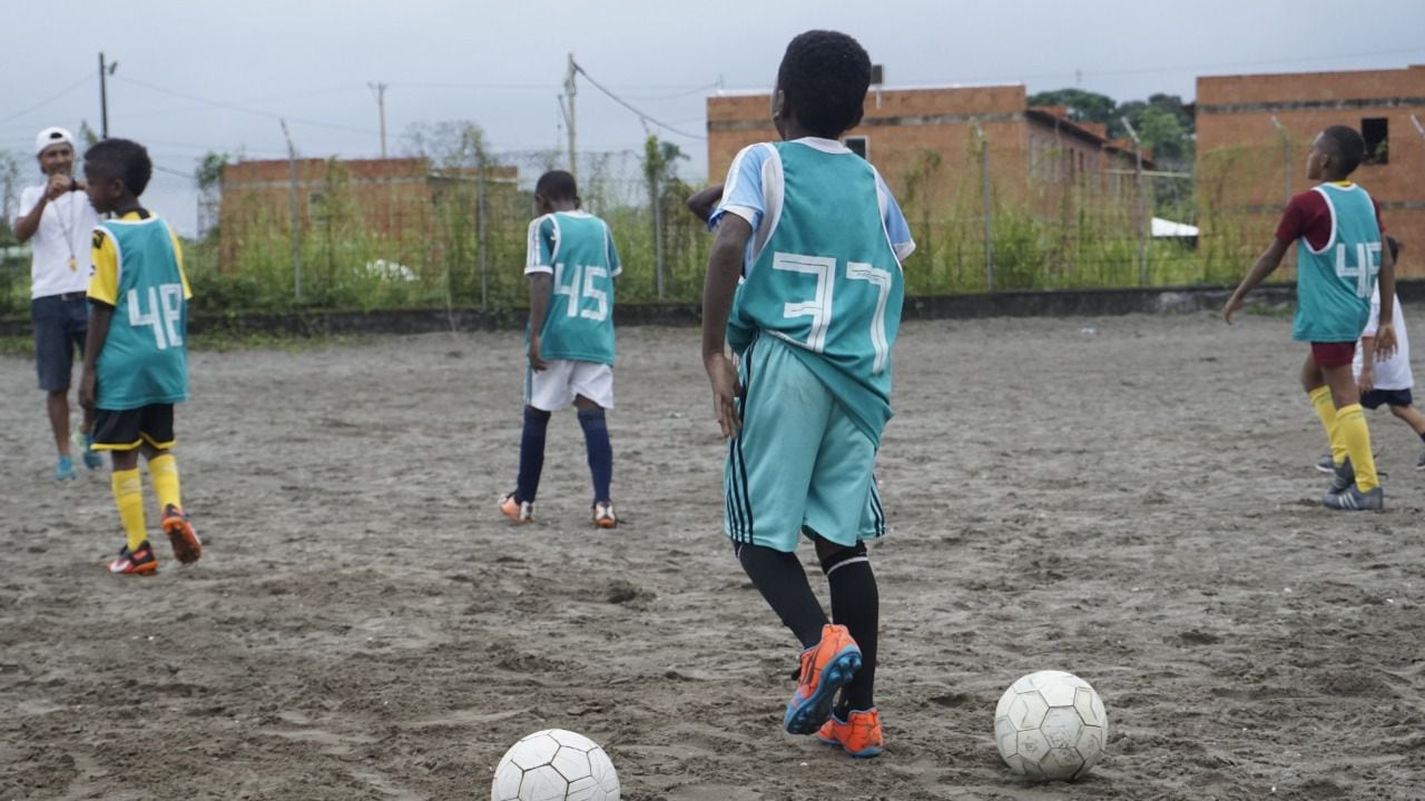 Fútbol Pazífico le apuesta a la transformación social desde el fútbol. Su gestión en Tumaco ha beneficiado a más de 300 niños y jóvenes de comunidades vulnerables.