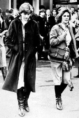 Lady Diana Spencer y Camilla Parker-Bowles en las carreras de Ludlow, en 1980. (Photo by Express Newspapers/Archive Photos)