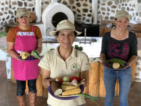 El "Agro turismo" se desarrolla con rapidez en San Agustín, donde los campesinos han adaptado sus fincas para recibir a los visitantes, quienes pueden aprender de las labores del campo y disfrutar de los sabores locales.