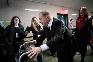 El productor de cine de Hollywood Harvey Weinstein abandona la corte en Nueva York el 10 de enero de 2020, después de asistir a la selección del jurado para su juicio por agresión sexual. Foto: AP / Mark Lennihan.