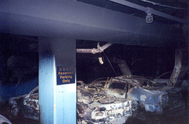 Estas fotos nunca antes vistas muestran algunas de las limusinas blindadas estacionadas en el antiguo Servicio Secreto. Oficina de campo de Nueva York que sufrieron daños durante el ataque del 11 de septiembre.