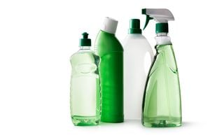 Limpieza: productos de limpieza ecológicos aislados sobre fondo blanco