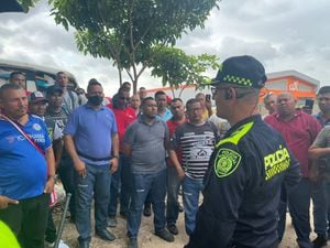 El comandante de la Policía Metropolitana de Barranquilla, coronel Jorge Urquijo, estableció una conversación con los trabajadores de la empresa Coochofal, en la Circunvalar.
