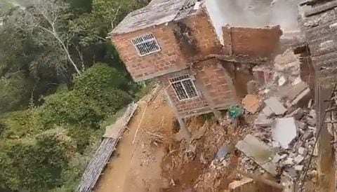 Cuatro viviendas se desplomaron en el barrio Cordoncillo II en Bucaramanga.