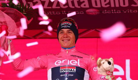 Remco Evenepoel por un segundo, se fue como líder del Giro tras la primera semana.