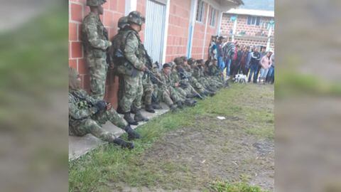 Soldados fueron retenidos por indígenas en el Cauca cuando estaban en plena operación para capturar a un cabecilla disidente de las Farc.