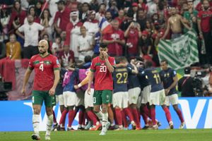 Achraf Dari de Marruecos, en el centro, reacciona mientras los jugadores de Francia celebran después de que Randal Kolo Muani anotó el segundo gol de su equipo durante el partido de fútbol de la semifinal de la Copa Mundial entre Francia y Marruecos en el estadio Al Bayt en Al Khor, Qatar, el miércoles 14 de diciembre de 2022. 