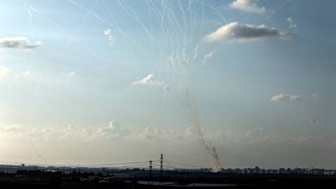 El sistema antimisiles Cúpula de Hierro de Israel intercepta cohetes lanzados desde la Franja de Gaza sobre Ashkelon.