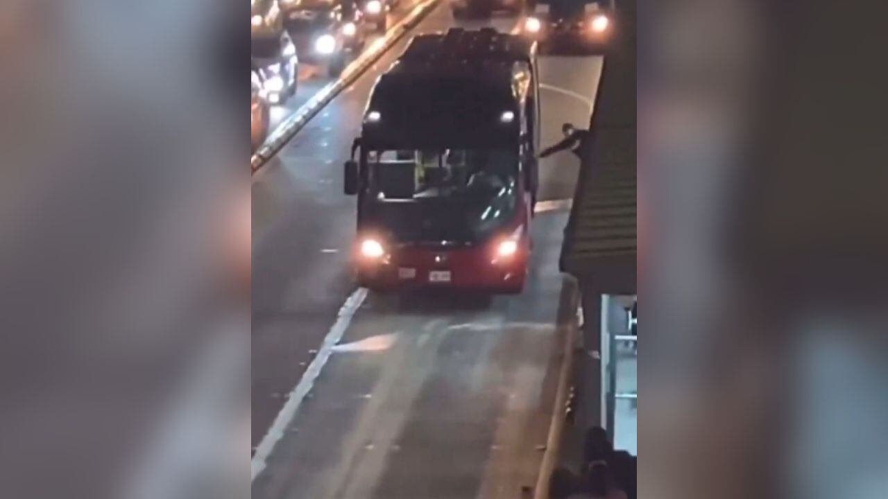 Los hombres amenazaron al conductor del bus.