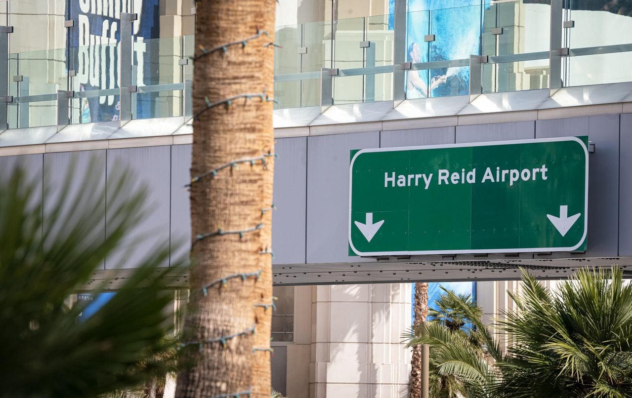 Un cartel lleva a los conductores hacia el aeropuerto Harry Reid en Las Vegas, Nevada, el aeropuerto del que despegaron los pasajeros que tuvieron el percance.