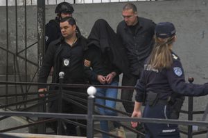 El sospechoso es escoltado por la policía fuera de la escuela Vladislav Ribnikar en Belgrado, Serbia, el miércoles 3 de mayo de 2023.