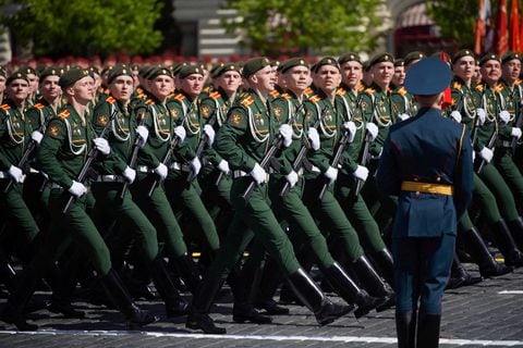 Miembros del servicio ruso participan en un desfile militar el Día de la Victoria, que marca el 78.º aniversario de la victoria sobre la Alemania nazi en la Segunda Guerra Mundial, en la Plaza Roja en el centro de Moscú, Rusia, el 9 de mayo de 2023.