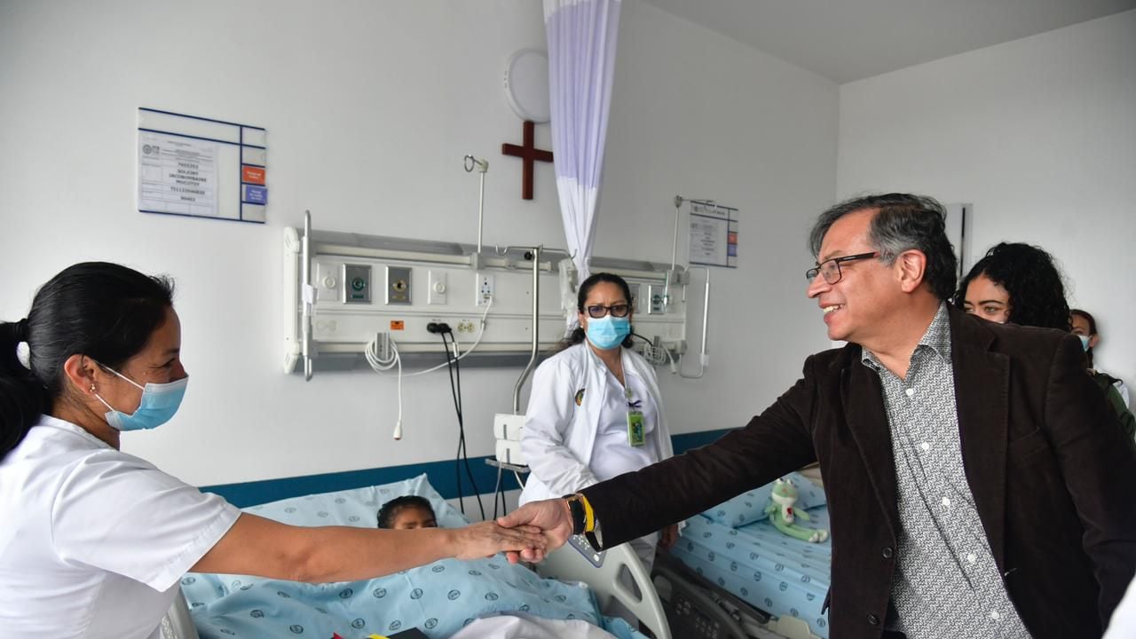 El presidente de la República, Gustavo Petro, visitó este sábado en el Hospital Militar Central a los cuatro menores indígenas que fueron rescatados, tras más de 40 días de desaparecidos, luego del accidente de una avioneta en Guaviare.