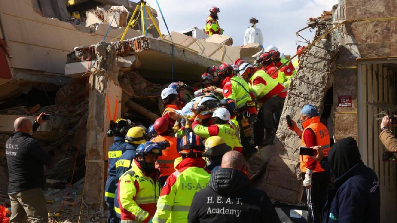 Los equipos de rescate intentaron salvar a mujer la mitad del tiempo que estuvo atrapada tras el terremoto en Turquía.