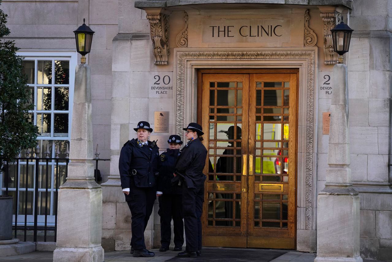 Agentes de policía se encuentran afuera de la entrada de The London Clinic en Londres, el viernes 26 de enero de 2024.
