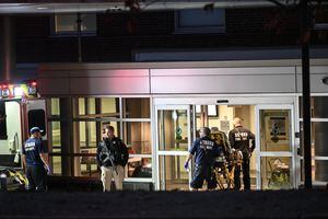 MAINE, ESTADOS UNIDOS - 26 DE OCTUBRE: Agentes de policía cierran la carretera mientras patrullan alrededor del hospital durante la inspección después de los múltiples tiroteos de un pistolero en Maine, Estados Unidos, el 26 de octubre de 2023.