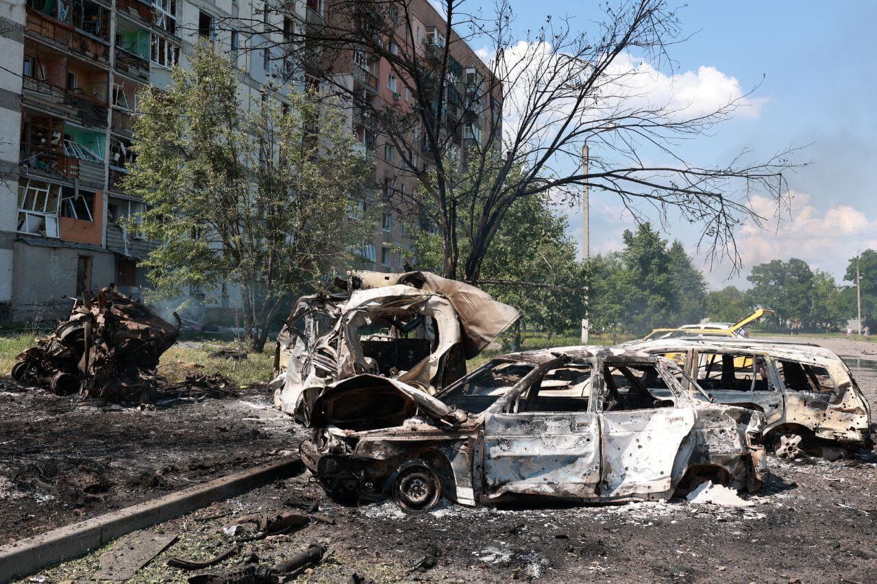Se ven autos quemados en un sitio de un ataque militar ruso en la ciudad de Pervomaiskyi, en medio del ataque de Rusia a Ucrania, en la región de Kharkiv, Ucrania, 4 de julio de 2023.