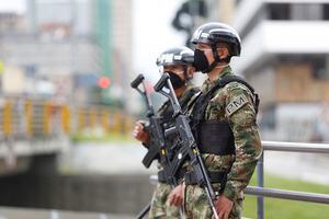 Policía del ejercito con tapabocas en cuarentena. Bogotá, Colombia. Marzo 31 de 2020. Foto: Guillermo Torres Reina / Semana.