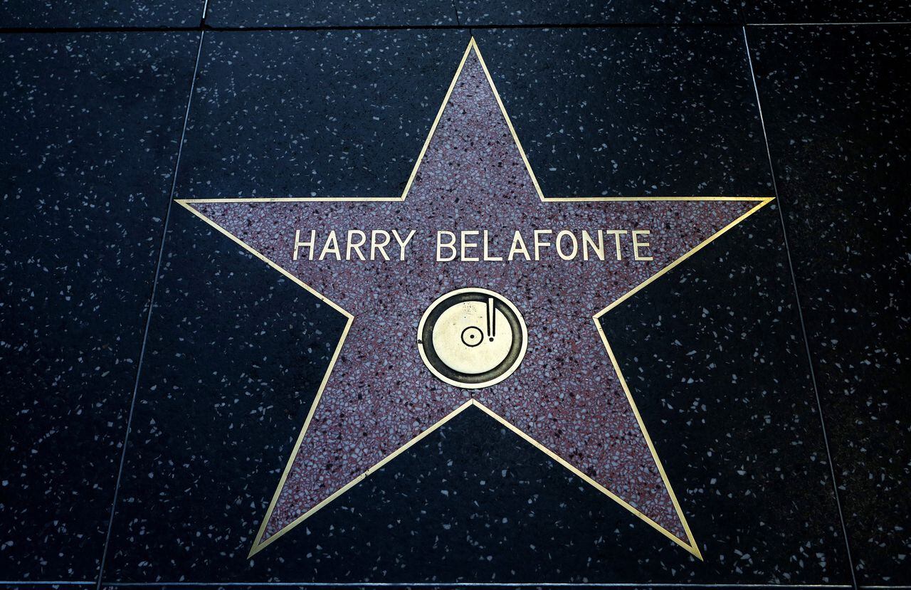 La estrella del cantante y actor Harry Belafonte en el Paseo de la Fama de las Estrellas de Hollywood en Hollywood, California