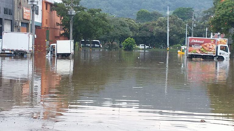 Avenida regional en Medellín está colapsada por rotura de tubo madre del acueducto.